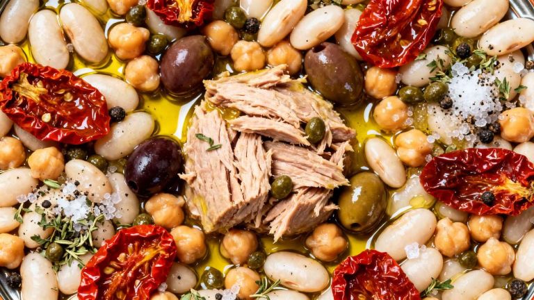 Insalata con pesce: un piatto unico e veloce in 5 minuti